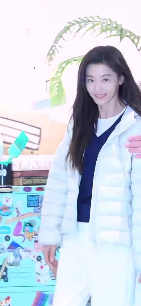 全智贤减法美学拿捏到位,淡妆骨相穿搭松弛