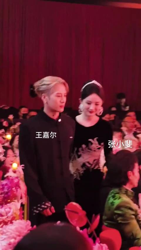 杨幂右手牵王嘉尔左手逗张小斐,幂姐后宫太强大了!