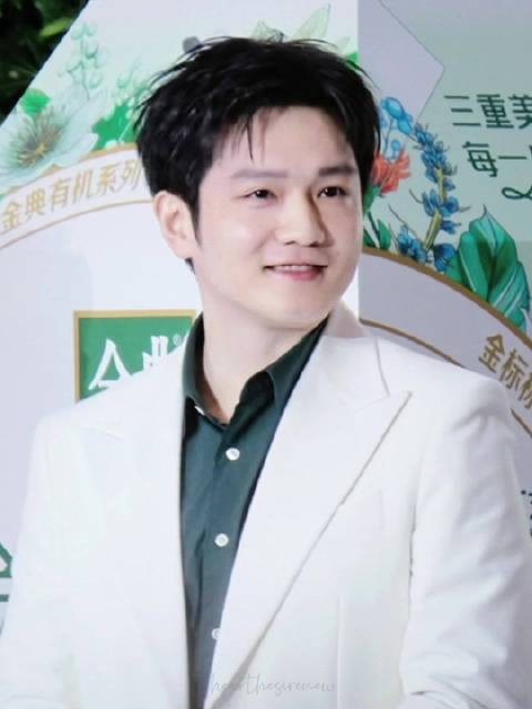 温柔的眼神里装满了爱 是你的爱 也是被你尽数收入眼中的我们的爱