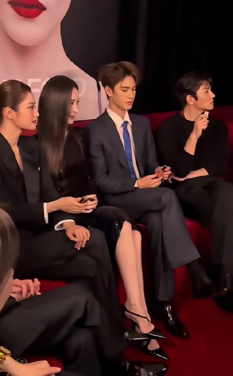 在他们脸上看到极致的自律，就连池昌旭都忍不住偷瞄了一眼娜扎 ！