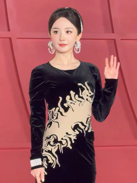 我也要给女王整理裙摆!