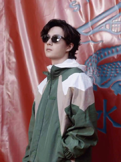 王一博今天鳄鱼大红毯，一身运动服完全清爽男大来的啊！带墨镜那一下哥你好帅