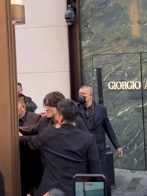 言承旭胡歌线下活动 言承旭和谁握手了，第一排的粉丝太幸运了