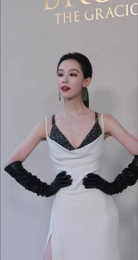 陈都灵亮相上海Brunello Cucinelli活动,黑白撞色闪钻礼服