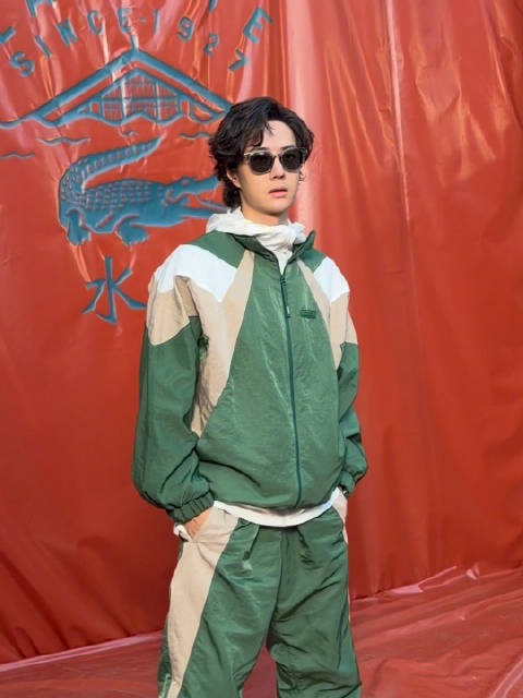 今日，现身上海出席的王一博，身穿绿色撞色运动套装帅气亮相