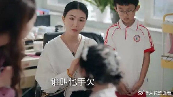 胆小女儿反抗打人，宝妈反应绝了，嘴角比AK都难压