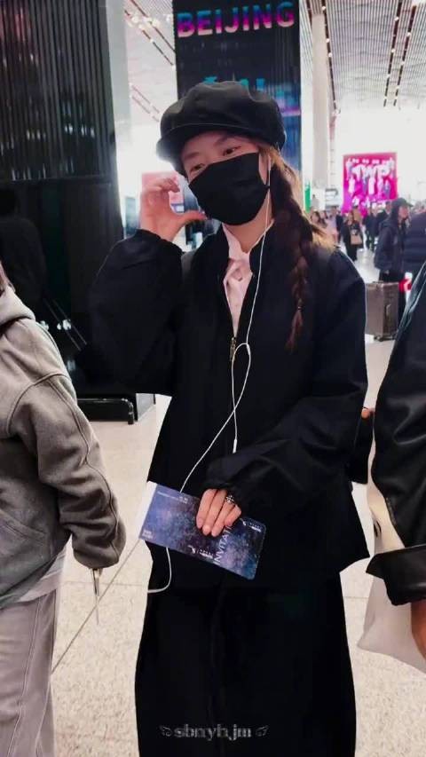 徐若晗亮相PRADA活动 简约造型尽显清冷贵气