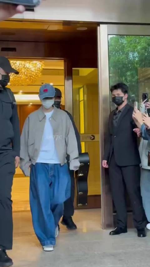 王俊凯抵达贵阳，帽子歪着就出来了，萌萌的