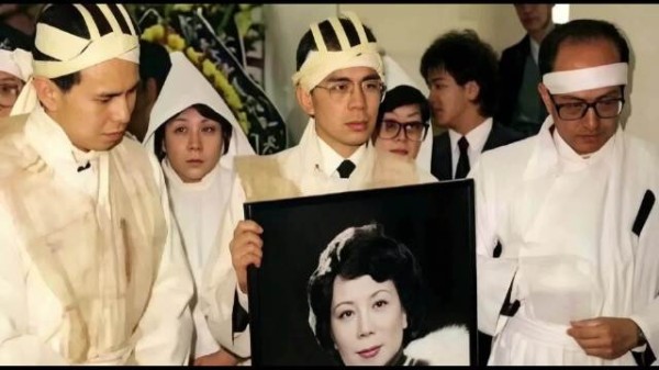 1990年元旦庄月明心脏病离世 李嘉诚捐建庄月明楼纪念