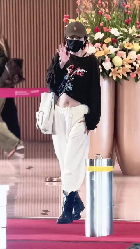 杨幂马甲线线条干净利落，长期健身自律成果亮眼