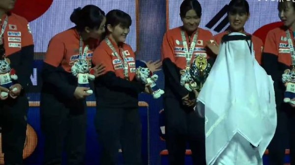 国乒女团2比3日本女团,桥本帆乃香领奖杯