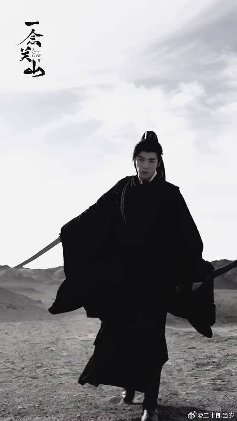 萧瑟大漠长剑一挥,尽显英雄豪气