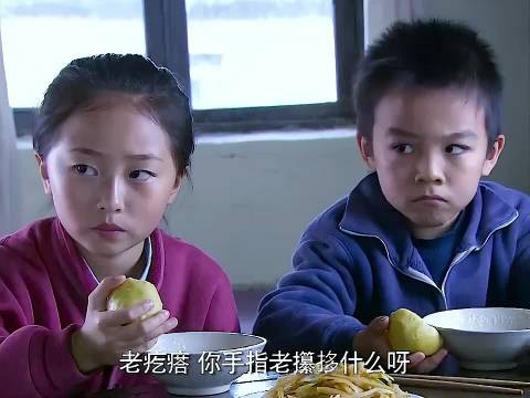 孩子们因太饿偷了养父的大人参,养父大怒直接将他们卖给了人贩子