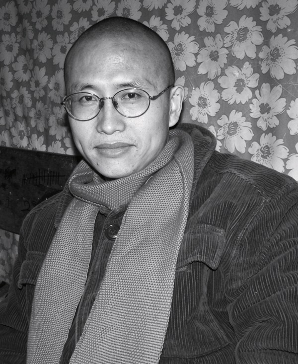 他在周云蓬的台下看书，后来画出了东方的莫兰迪灰 | 写给魏尚河，和一九九八年的斜阳居
