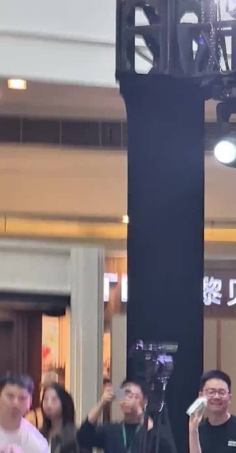 终于见到东哥本人开心到原地转圈