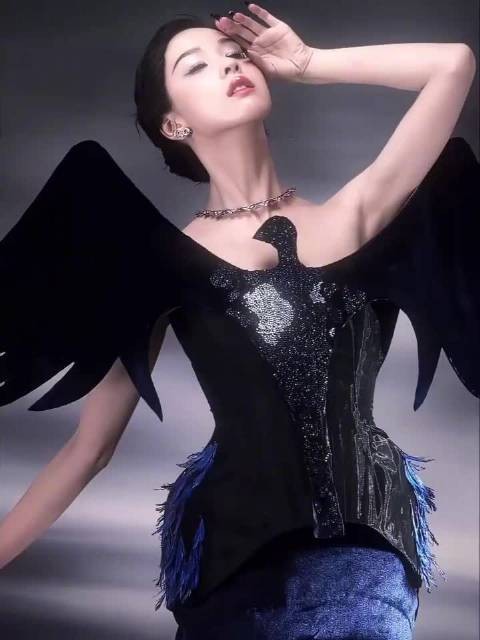 陈都灵VOGUE盛典出发图 暗黑系书卷气