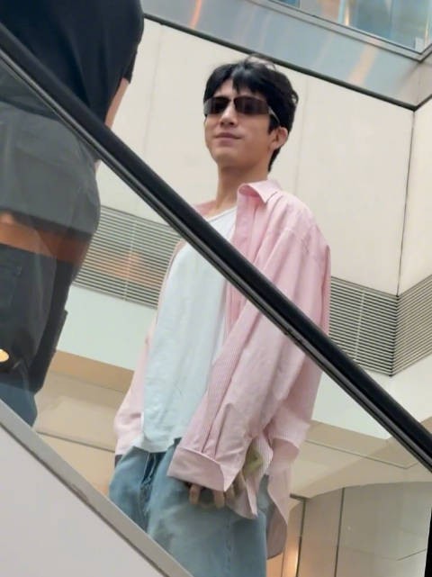 香港粉丝偶遇井柏然，探头打招呼一直点头