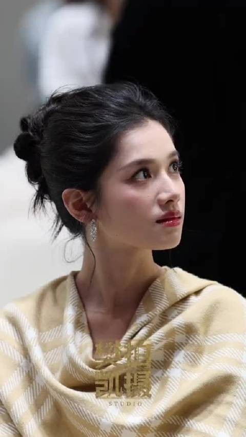 张婧仪VOGUE无美颜直播擦脸认证素颜