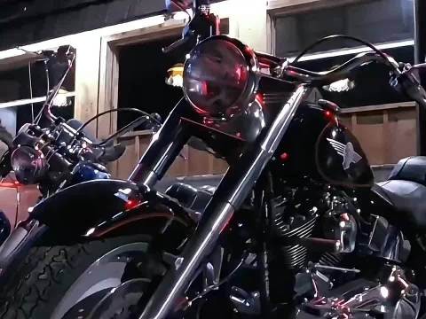 T-800黑色皮衣墨镜跨摩托车夺枪尽显机械杀手霸气