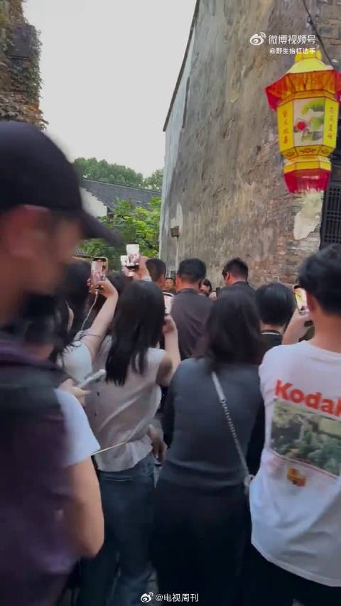 羡慕此刻在乌镇的人,看戏之余还能蹲偶遇,这波追星位置真的得天独厚