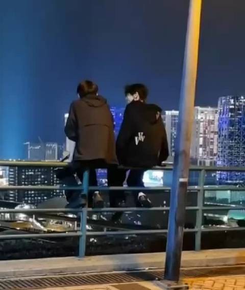余宇涵张桂源一起俯瞰澳门夜景 谈心中