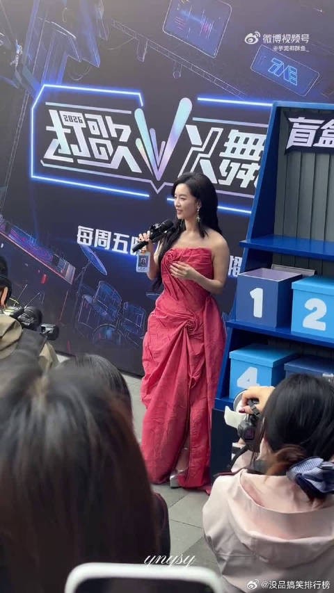 再次听见她唱红尘客栈，一下子就想起当初那个封神的雨夜舞台