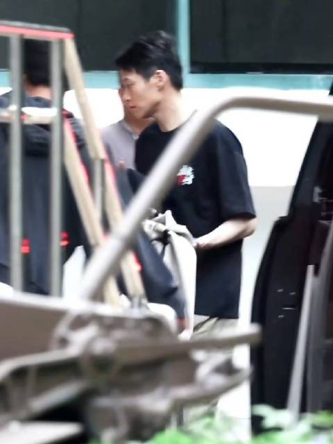 魏大勋为角色剪短头发 清爽露额造型贴合军人设定