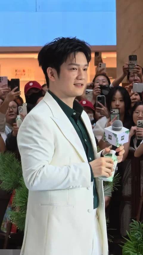 樊振东现身上海环球港见面会，喝牛奶萌翻现场粉丝