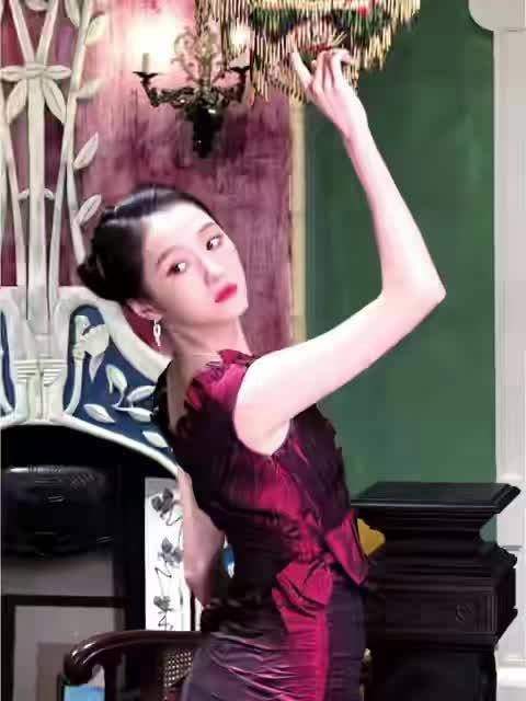 从这次开始,Georges Chakra 2006这条红裙有了新主人
