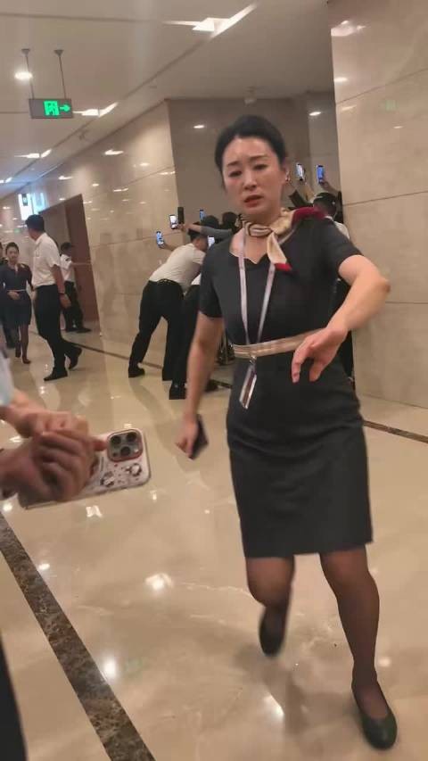 网友机场候机所见，粉丝太疯狂了