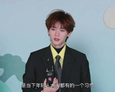 VOGUE直播,周翊然透露自己睡前看荒野造房子,叮叮叮的声音很助眠很治愈!