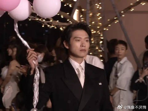 拿着一大串气球走