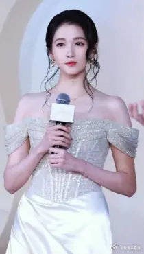 关晓彤这次的造型让人眼前一亮,她真的越发的有魅力了!