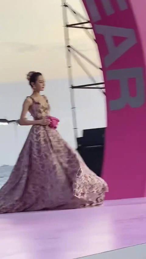 迪丽热巴今晚vogue穿祖海当季高定