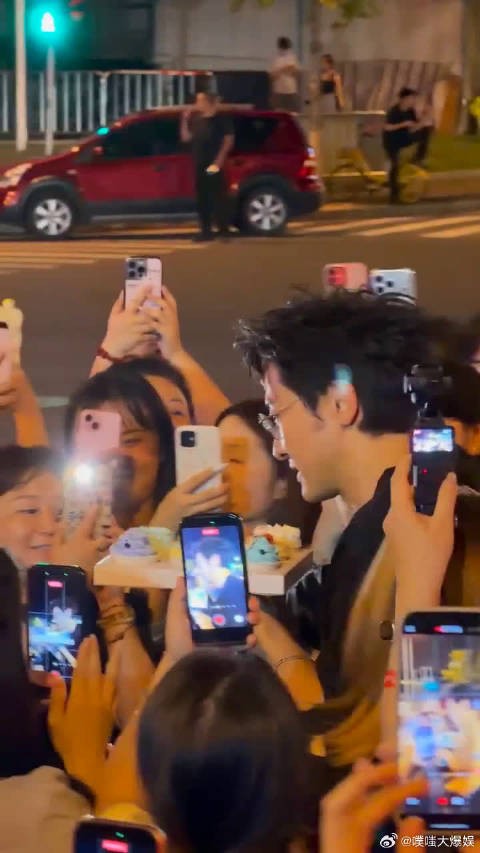 王传君生日群像感，披荆斩棘公演现场惊喜庆生