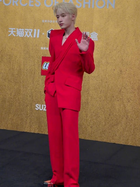 董思成以金发搭配红色西装造型,亮相VOGUE时尚之力盛会红毯