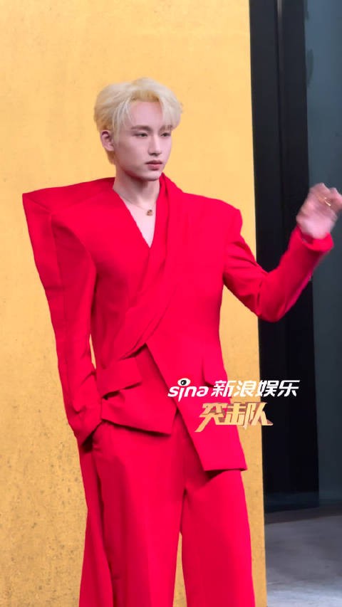 董思成白发红衣,好适合红色!新浪娱乐