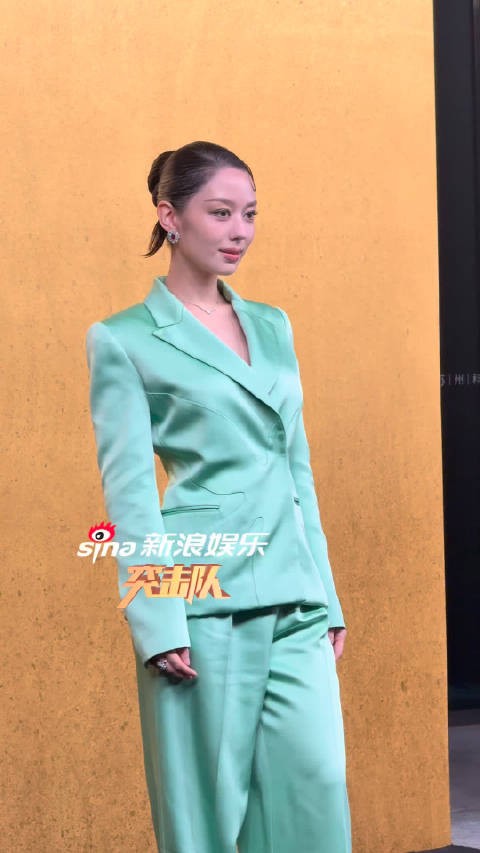吉娜VOGUE盛典造型来了,大光明配上绿色丝绒西装,也太酷了