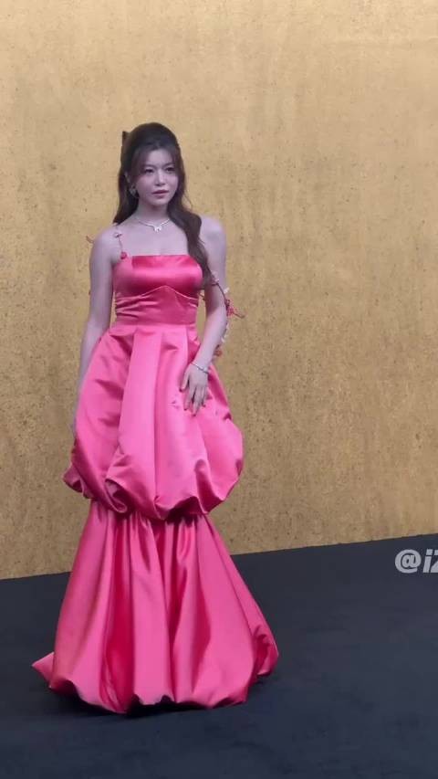 陈妍希 VOGUE红毯现场，玫粉色公主明艳又甜