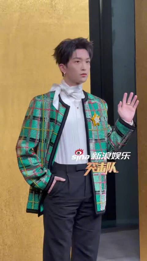 黄子弘凡绿格纹西装亮相红毯，左手不停手动打招呼