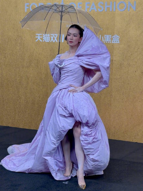 陈昊宇身着紫色廓形礼服搭配复古发髻亮相今天这造型好“拽姐”啊！