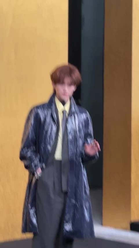 周翊然亮相VOGUE盛典，深蓝风衣叠搭绿衬衫鞠躬尽显贵公子