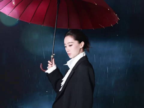 张小斐VOGUE盛典黑白西装贴头皮造型气场压满