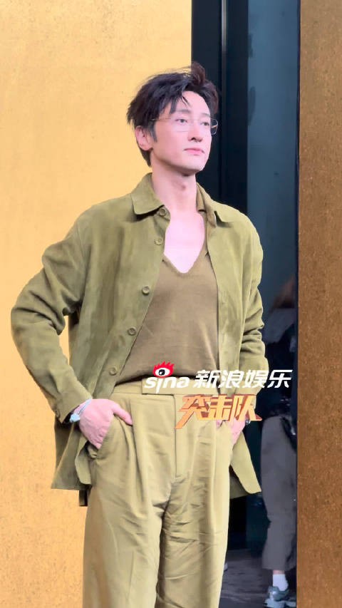 王传君今日一身绿色套装亮相VOGUE盛典,在披哥瘦了好多啊