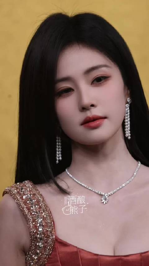 白鹿黑长直造型亮相VOGUE红毯