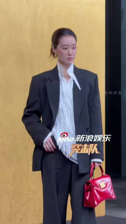 新浪娱乐突击队VOGUE时尚之力盛会 @张小斐0110 今天穿了西装！姐姐好飒