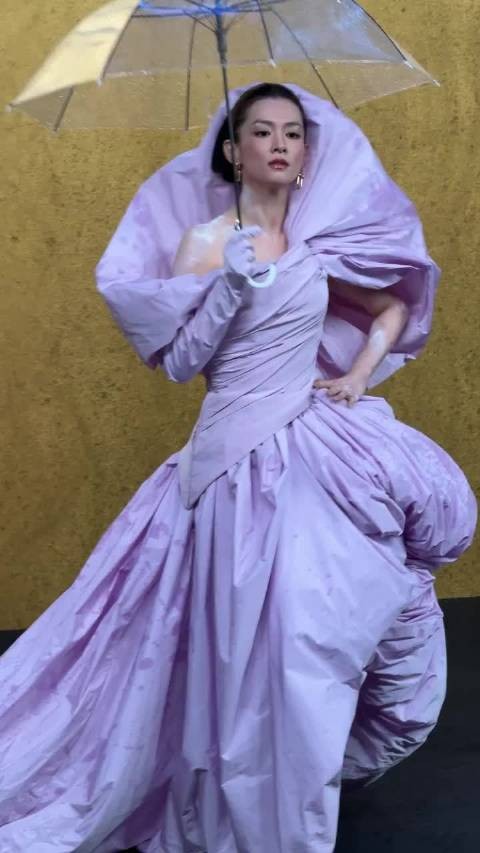 陈昊宇紫色礼服被戏称裹棉被,油彩妆先锋感拉满