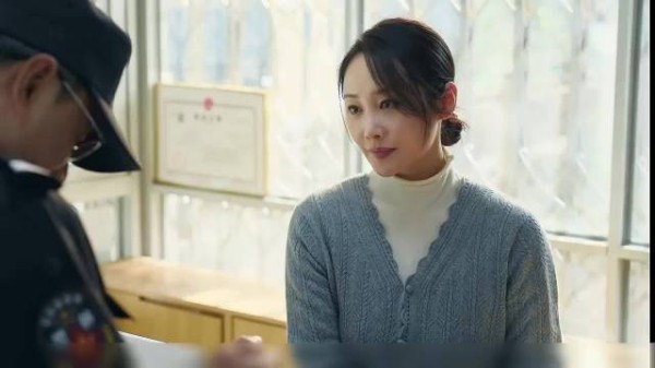 这胆子也太大了吧 女人明明是毒贩,却故意把小卖部开在特警队门口