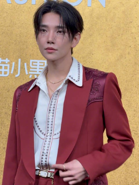 Joshua洪知秀以深红色西部风西装亮相