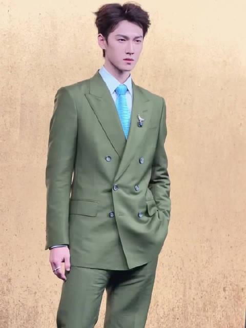 一身墨绿色西装造型亮相清爽又贵气!(cr.网络)